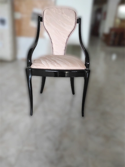 imagen de Silla de dormitorio negra y rosa.