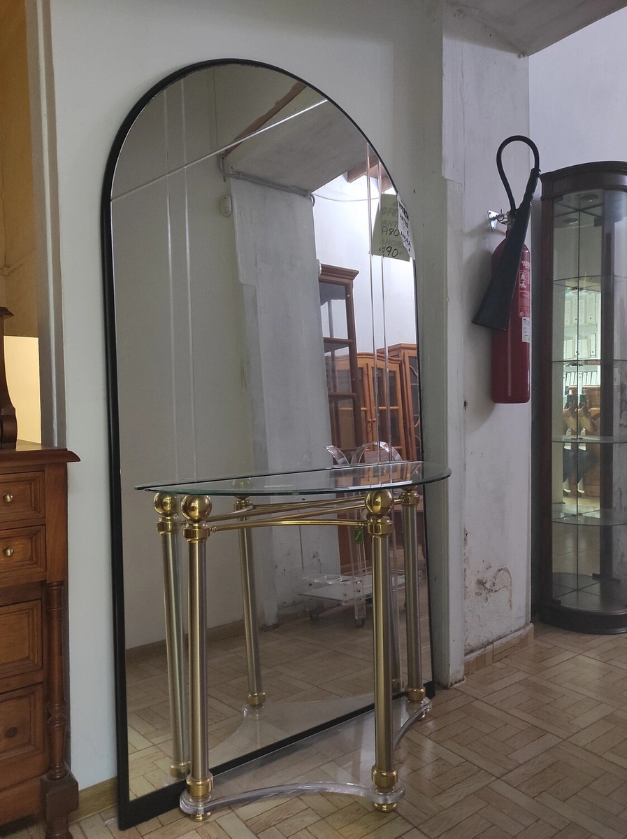 imagen de conjunto de espejo y mesa consolada de laton