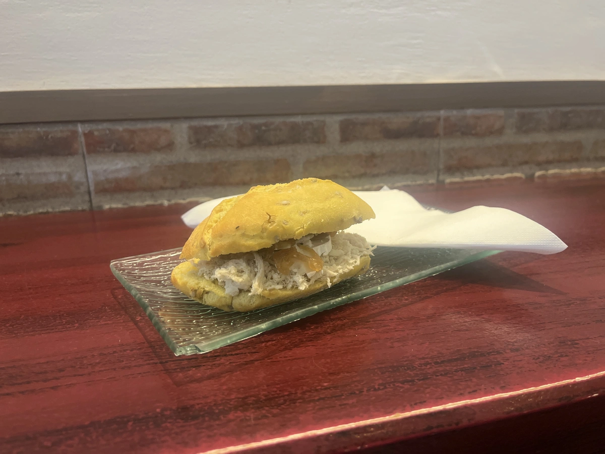 Imagen de: Bocadillo de pechuga de pollo con queso de rulo de cabra y cebolla caramelizada  